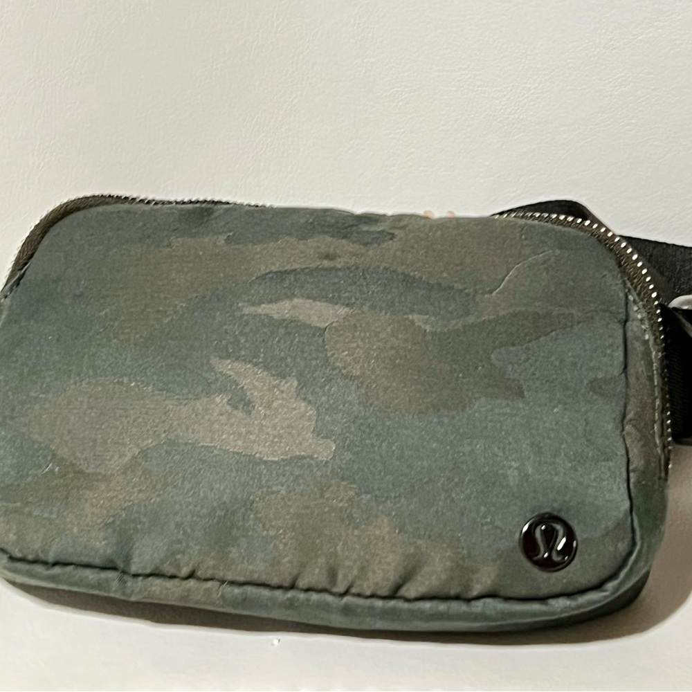 NWT LULULEMON 💚🌏 Everywhere Belt Bag 💚🌎 Sold OUT!! Dark Olive Green CAMO 💚